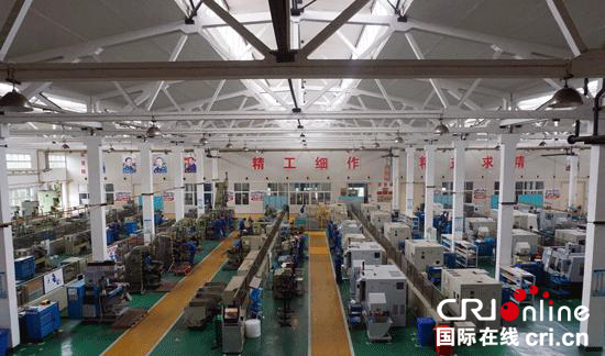 公营芜湖机器厂车间内印有“精工巧作，不断改进”的口号。 拍照：刘维靖