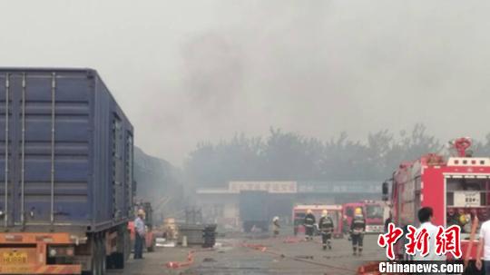 消防队员在火警现场缓和扑救。　孟捷　摄