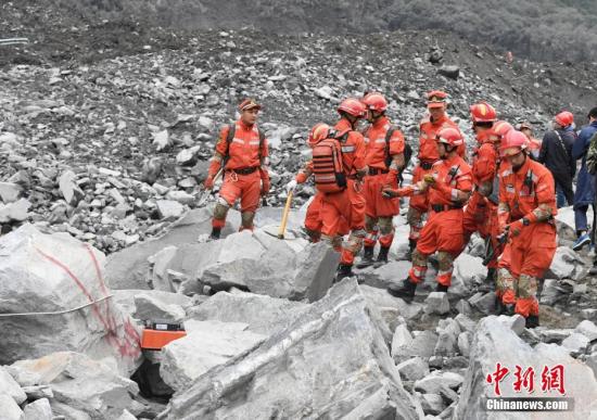 6月25日，消防官兵用雷达停止搜救。 中新社记者 安源 摄