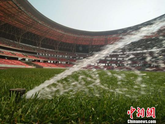 任务职员连夜修复，于7月1日准期将草坪修复齐备。山西体育核心供给