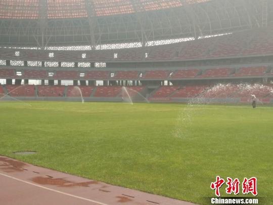 足球草坪上准时有喷水安装对草坪停止养护。山西体育核心供给