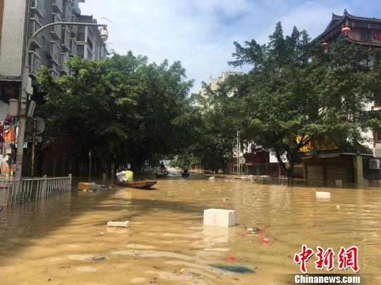 图为广西融水县遭遇洪涝现场，该县近半城区被积水浸泡。　朱柳融　摄