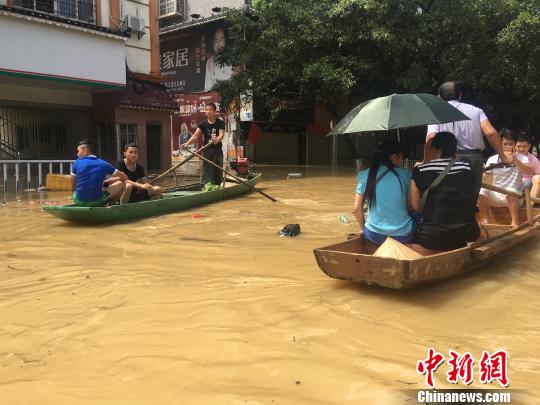 图为广西融水县遭遇洪涝灾祸现场。　朱柳融 摄