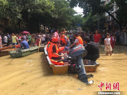 图为广西融水县城因暴雨呈现洪涝灾祸，大众依附划子或皮划艇出行。　朱柳融 摄