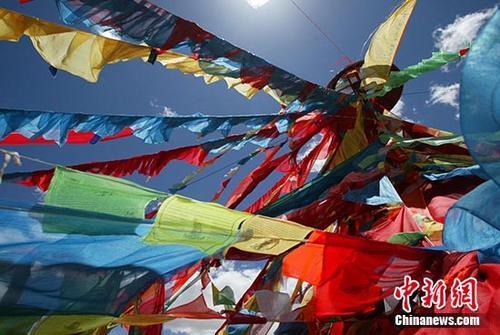 可可西里的漂亮经幡。中新社记者 杜洋 摄