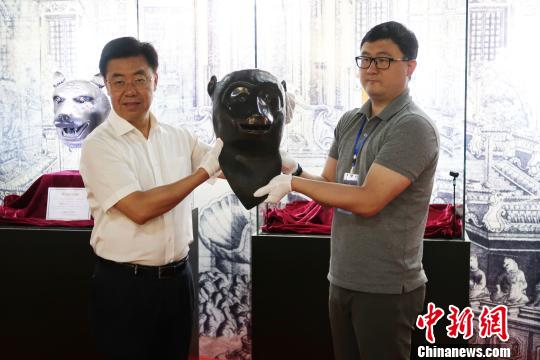  圆明园四年夜兽首开箱上架展出。　沈殿成 摄