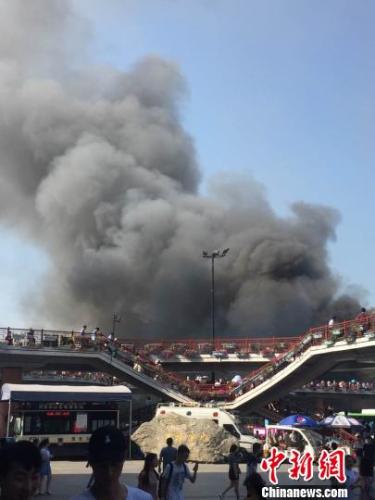 现场浓烟滔滔。　大众供图　摄