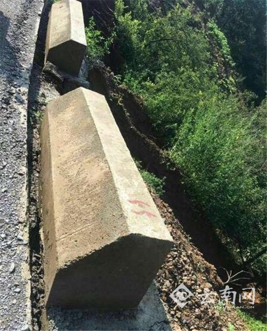 防护墩偏离本来的地位