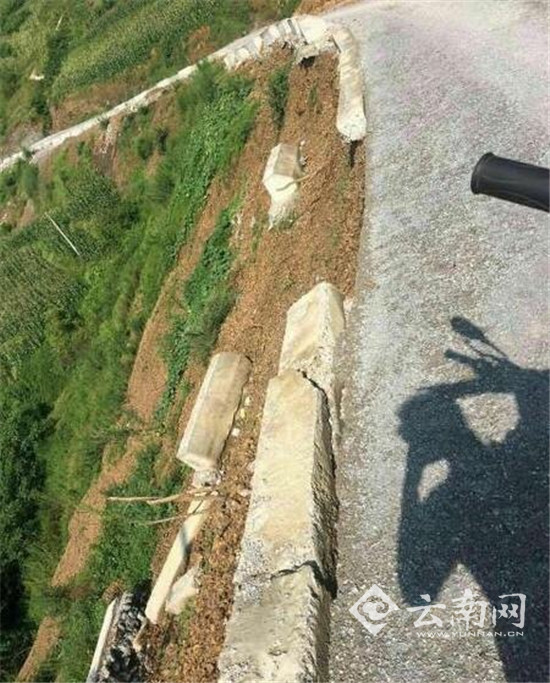 路基边沿地段呈现了年夜面积坍塌