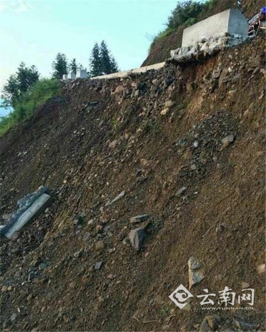 路基边沿地段呈现了年夜面积坍塌