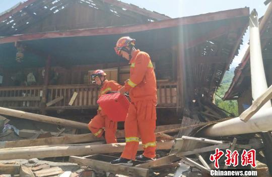 8月9日下战书，甘肃省陇南市公安消防支队突击队在九寨沟县漳扎镇九道拐重灾区，胜利救出9名被困职员，伤员被送往病院救治。　甘肃消防 供图　摄