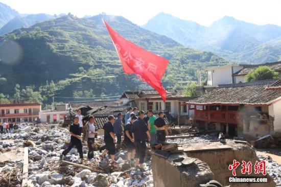 大众抢险救灾。董超 摄