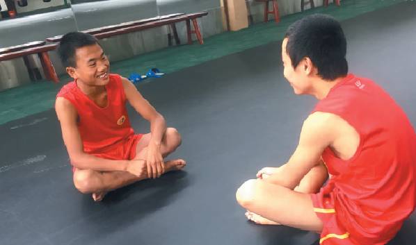  ▲阿坝州马尔康练习馆，小伍（左）跟小搭档谈天。新京报记者 陶若谷 摄
