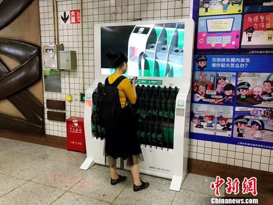 市平易近在租借共享雨伞。　王子涛　摄