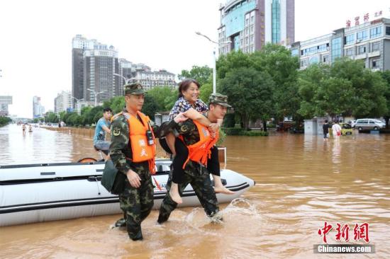  连日来，湖北咸宁地域普降年夜到暴雨，招致城区咸宁小道、银泉小道、玉泉街、书台街等多条都会骨干道重大积水，最高积水深度达1.5米。 何彦卿 摄