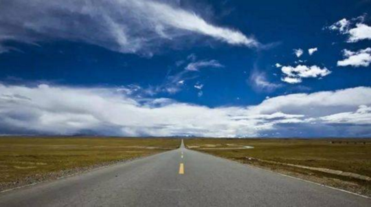 青藏公路。材料图