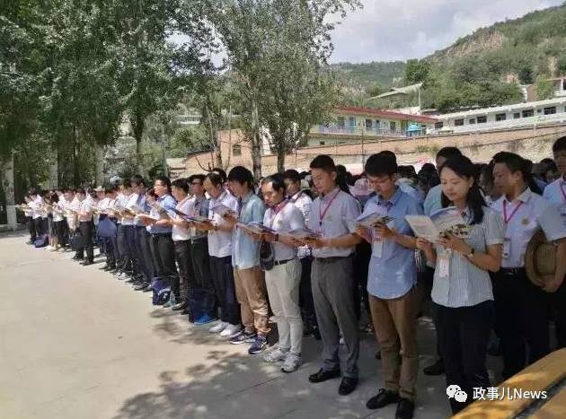  选调生在朗诵《之江新语》