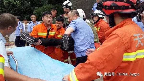 伤者被按放在担架上