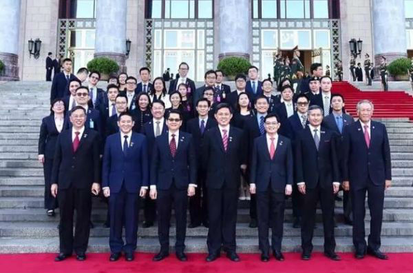 9月19日，伴随李显龙访华的新加坡部长们跟各部官员在国民年夜礼堂东门外合影纪念。