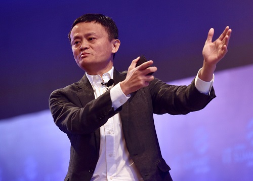 材料图：2017年4月2日，阿里巴巴董事局主席马云在峰会长进行主题报告。新华社记者毛思倩摄