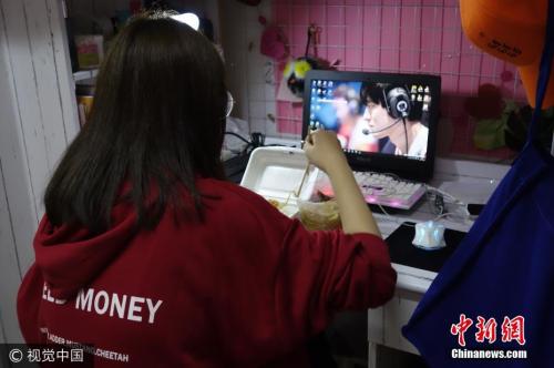 材料图：先生正在吃外卖。图片起源：视觉中国