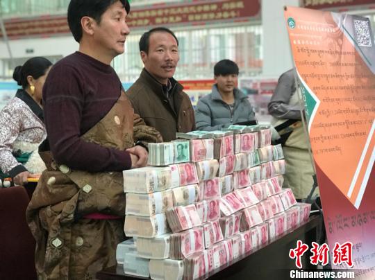 图为配合社分成现金摆放在桌子上。　孙睿　摄