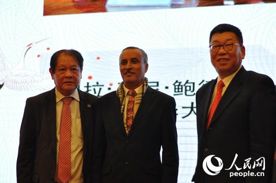 尼泊尔驻华年夜使利拉马尼鲍德尔（Leela Mani Paudyal）（中）与毛里求斯驻华年夜使李淼光（Lee Miao Kwong）（左一）获聘察哈尔学会国际征询委员会委员