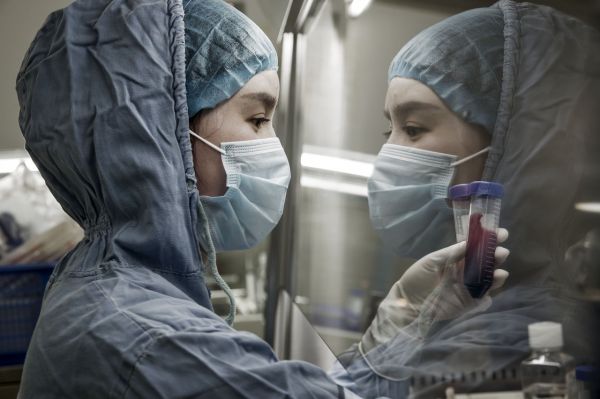 柯顿试验室的技巧职员对癌症患者血液停止提取操纵。（美国《华尔街日报》网站）