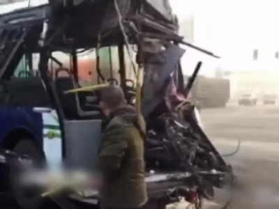 现场:公交车与年夜货车惨烈相撞