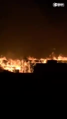 天津滨海新区天津港4号路卡口新南纸业产生火警